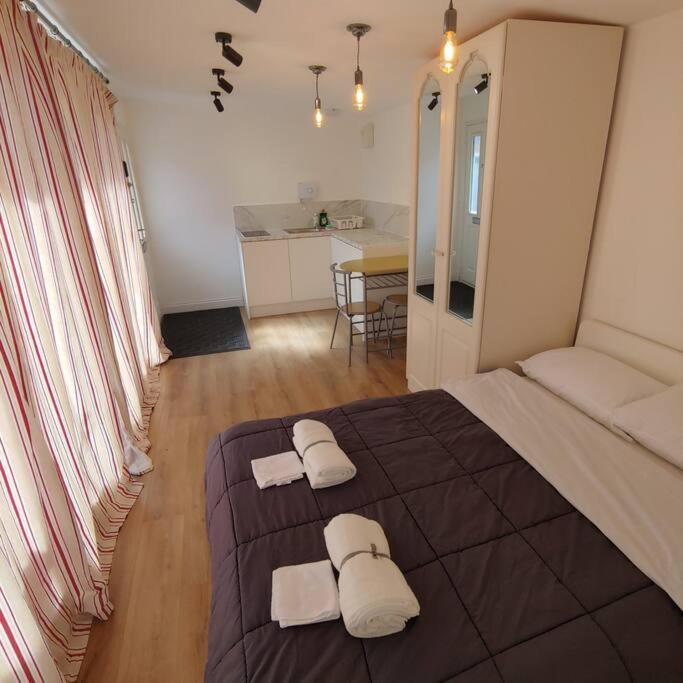 Self Contained, Double Bed Studio, Private Kitchen, Private Bath, Walking Distance To Harry Potter Watford (Hertfordshire) Exterior foto