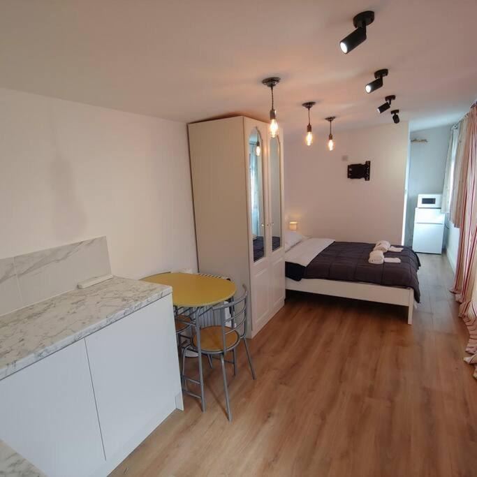 Self Contained, Double Bed Studio, Private Kitchen, Private Bath, Walking Distance To Harry Potter Watford (Hertfordshire) Exterior foto