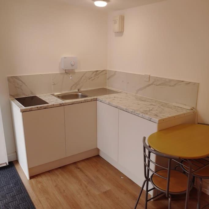 Self Contained, Double Bed Studio, Private Kitchen, Private Bath, Walking Distance To Harry Potter Watford (Hertfordshire) Exterior foto