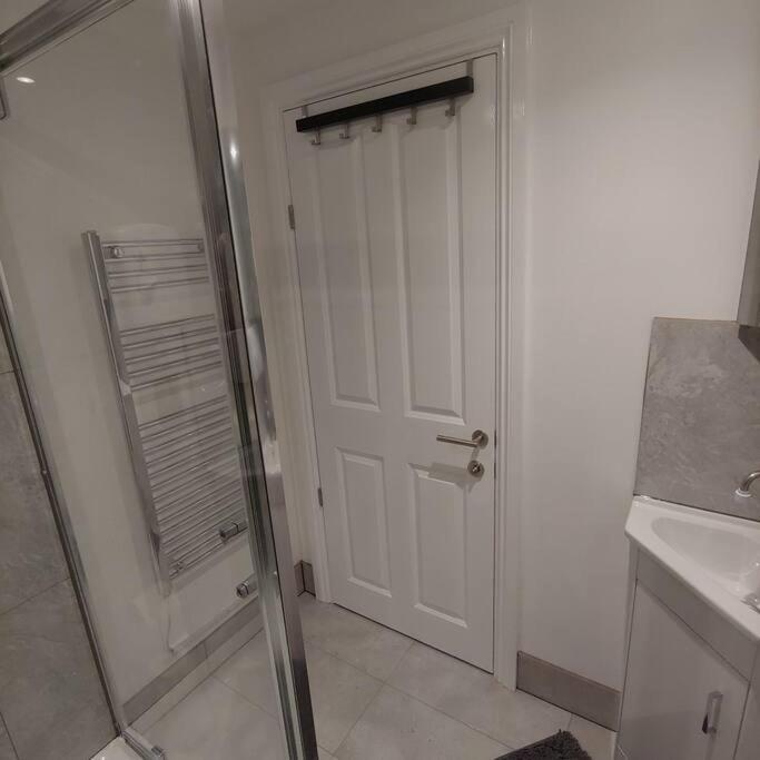 Self Contained, Double Bed Studio, Private Kitchen, Private Bath, Walking Distance To Harry Potter Watford (Hertfordshire) Exterior foto