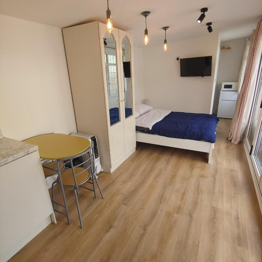 Self Contained, Double Bed Studio, Private Kitchen, Private Bath, Walking Distance To Harry Potter Watford (Hertfordshire) Exterior foto