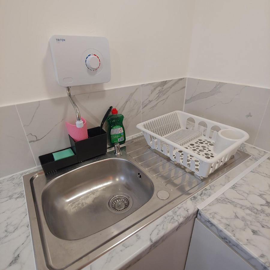 Self Contained, Double Bed Studio, Private Kitchen, Private Bath, Walking Distance To Harry Potter Watford (Hertfordshire) Exterior foto