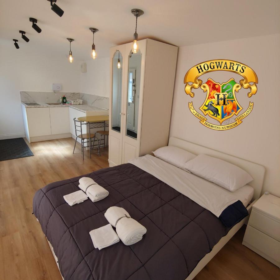 Self Contained, Double Bed Studio, Private Kitchen, Private Bath, Walking Distance To Harry Potter Watford (Hertfordshire) Exterior foto