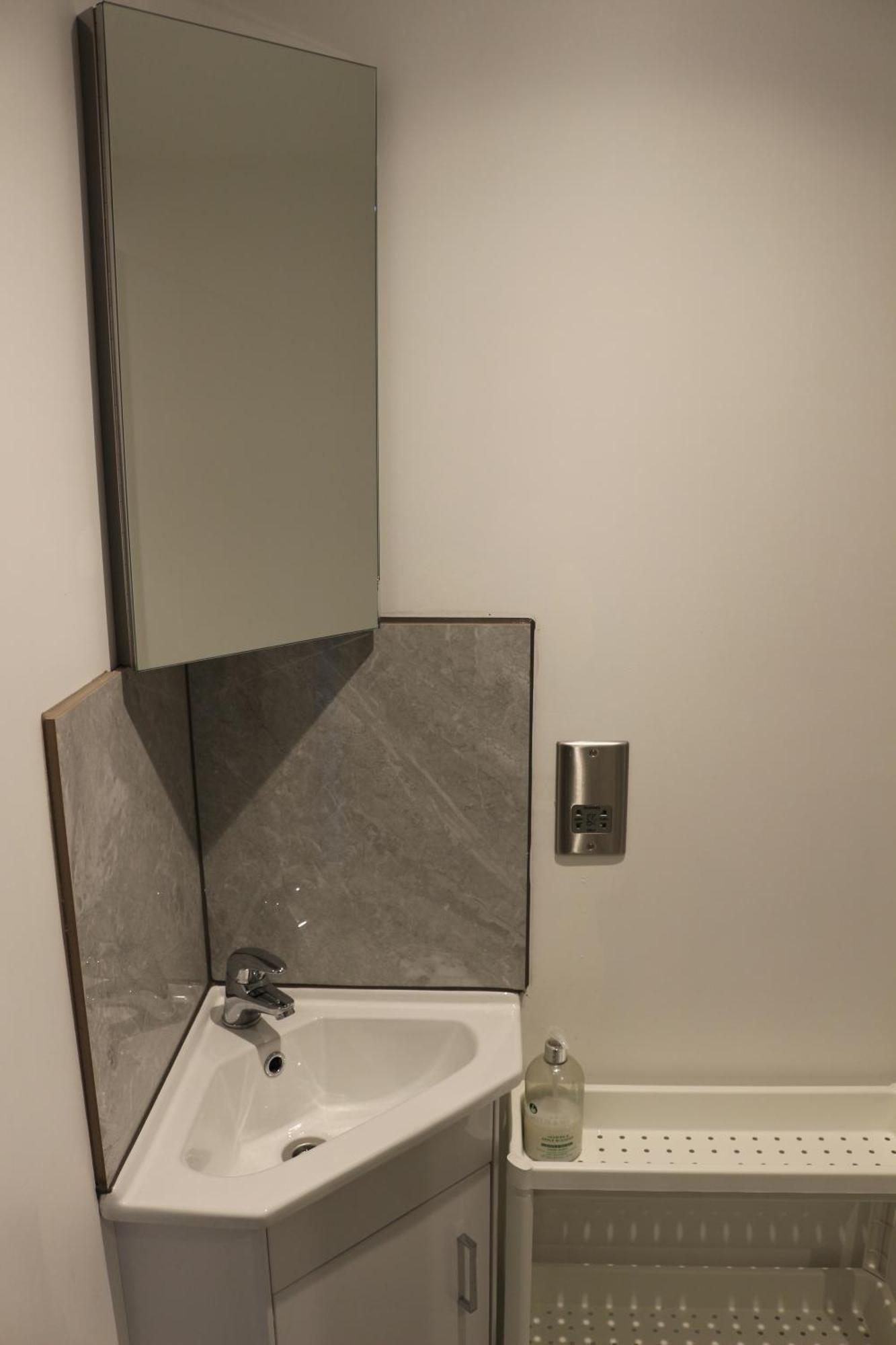 Self Contained, Double Bed Studio, Private Kitchen, Private Bath, Walking Distance To Harry Potter Watford (Hertfordshire) Exterior foto