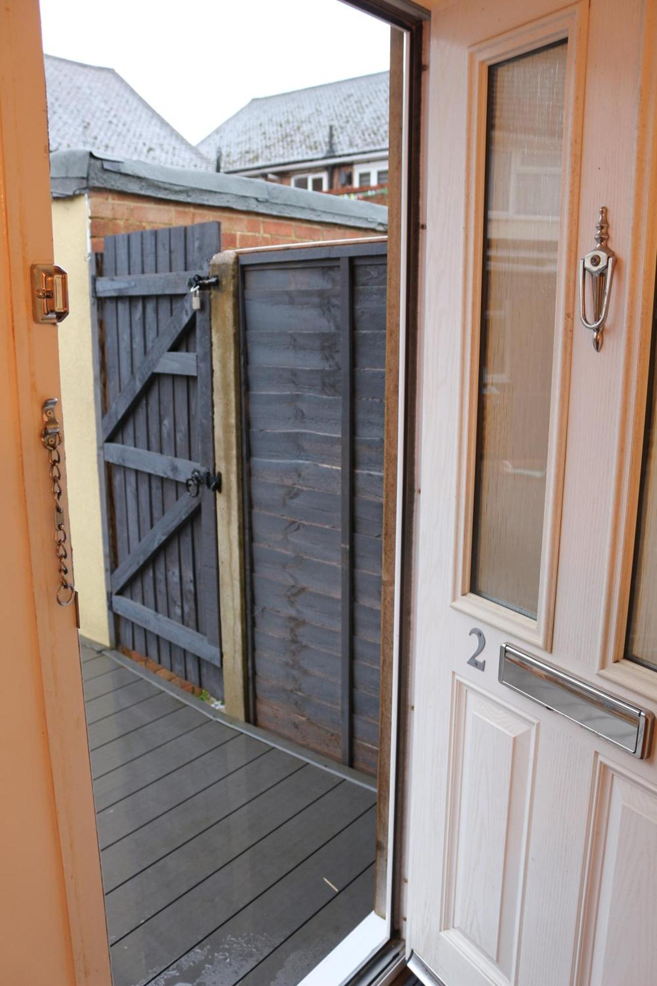 Self Contained, Double Bed Studio, Private Kitchen, Private Bath, Walking Distance To Harry Potter Watford (Hertfordshire) Exterior foto