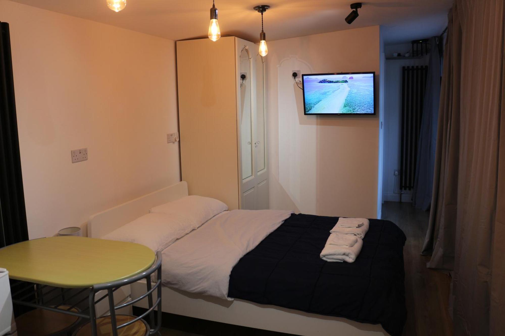 Self Contained, Double Bed Studio, Private Kitchen, Private Bath, Walking Distance To Harry Potter Watford (Hertfordshire) Exterior foto
